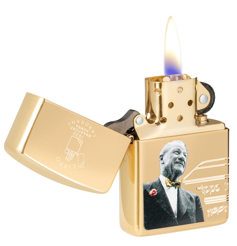 3/4 vista del encendedor abierto Zippo Fourder's day 2023 storm con llama