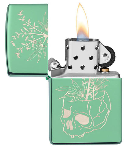 Briquet Zippo vert brillant tête de mort servant de pot à un plant de chanvre, ouvert avec flamme