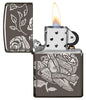 Briquet Zippo rose d'argent gris, ouvert avec flamme