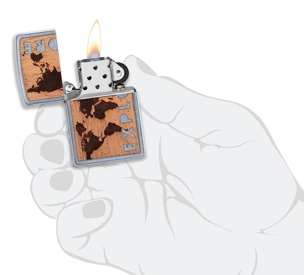 Briquet Zippo chromé Woodchuck Landscape, ouvert avec flamme dans une main stylisée