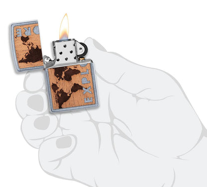 Briquet Zippo chromé Woodchuck Landscape, ouvert avec flamme dans une main stylisée