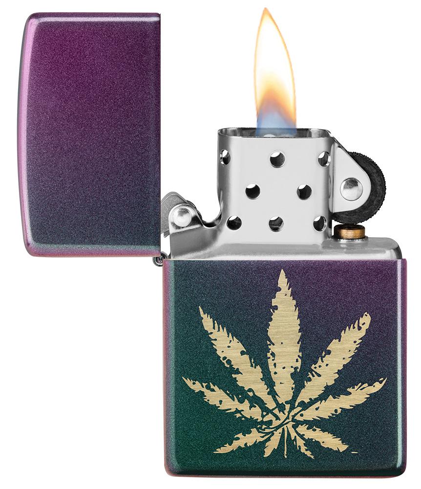 Briquet Zippo iridescent gravure laser feuille de chanvre, ouvert avec flamme