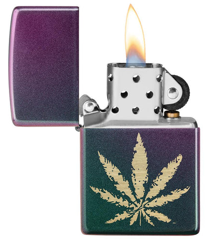 Briquet Zippo iridescent gravure laser feuille de chanvre, ouvert avec flamme