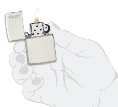 Mechero a prueba de viento Zippo Glow In Dark Zippo Logo en una mano para representar el tamaño del mechero
