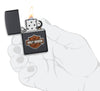 Zippo Feuerzeug Harley-Davidson® schwarz matt mit Texture Print Logo Online Only geöffnet mit Flamme in stilisierter Hand