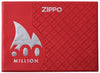 Encendedor Zippo 600 Millones vista frontal cerrada embalaje de lujo en rojo con el logotipo de 600 millones rodeado de llama blanca