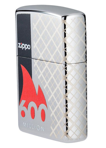 Encendedor Zippo 600 Millones de vista lateral ¾ de ángulo en óptica de cromo altamente pulido con grabado láser de 360º con el nombre del encendedor rodeado de una llama roja y con una barra negra en el lateral