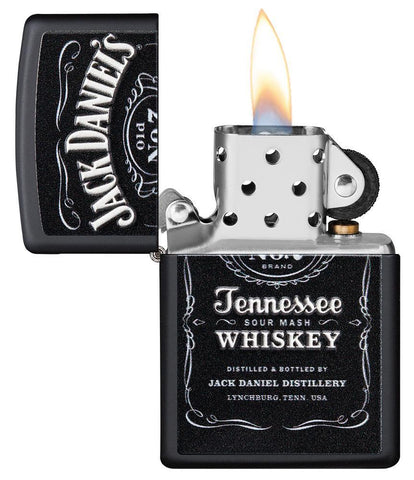 Vue de face briquet Zippo noir mat avec logo Jack Daniel's, ouvert avec flamme 