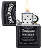 Vue de face briquet Zippo noir mat avec logo Jack Daniel's, ouvert avec flamme 