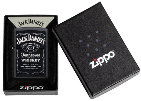 Vue de face briquet Zippo noir mat avec logo Jack Daniel's dans une boîte cadeau ouverte