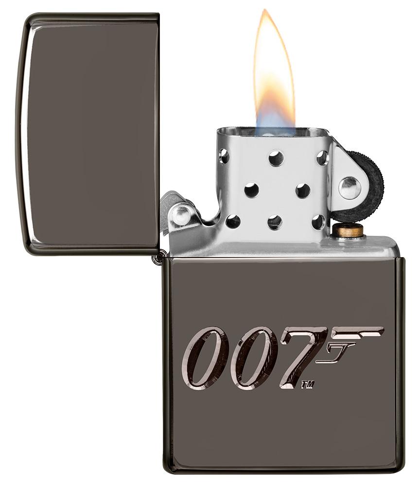 Vue de face briquet Zippo gris brillant 007, ouvert avec flamme