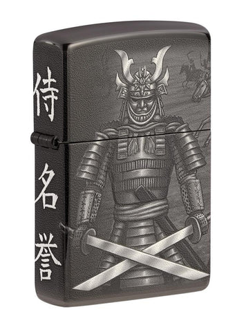 Vue de face 3/4 briquet Zippo noir brillant avec samouraï, épées croisées et caractères sur les côtés
