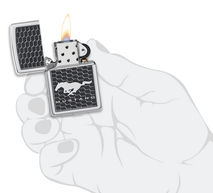 Mechero a prueba de viento Zippo Ford en una mano para representar el tamaño del mechero