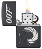 Zippo Feuerzeug James Bond 007 schwarz matt mit Logo als Texturdruck Online Only geöffnet mit Flamme