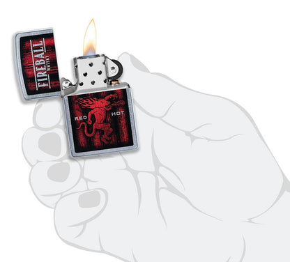  Briquet Zippo chromé whisky Fireball, ouvert avec flamme dans une main stylisée