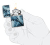 Zippo Feuerzeug 540 Grad Gear Wheels Design mit Zahnräder Online Only geöffnet mit Flamme in stilisierter Hand