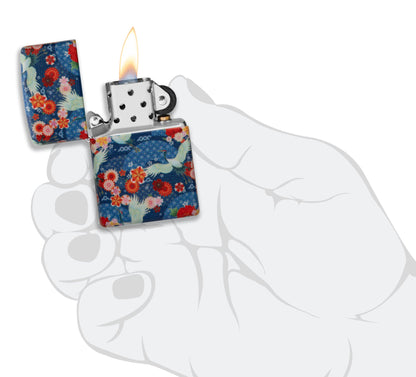 Vista del mechero a prueba de viento Kimono Design, en una mano para representar el tamaño