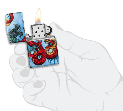 Vue de face briquet Zippo blanc mat 540° Color Image avec dragon, ouvert avec flamme dans une main stylisée