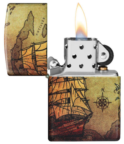 Vue de face briquet Zippo blanc mat 540° Color Image avec navire pirate et carte au trésor, ouvert avec flamme