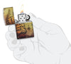 Vue de face briquet Zippo blanc mat 540° Color Image avec navire pirate et carte au trésor, ouvert avec flamme dans une main stylisée
