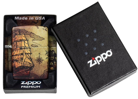 Vue de face briquet Zippo blanc mat 540° Color Image avec navire pirate et carte au trésor dans une boîte cadeau ouverte