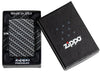 Vue de face briquet Zippo blanc mat avec 540° Color Image et motif à carreaux rectangulaires dans une boîte cadeau ouverte