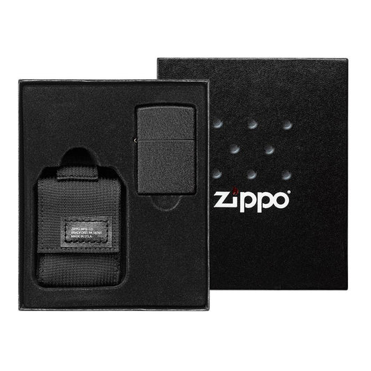 Vue de face du coffret cadeau avec couvercle briquet Zippo Black Crackle avec étui pour briquet noir