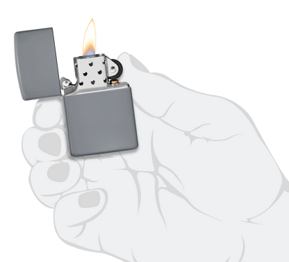 Mechero a prueba de viento Zippo Flat Grey en una mano para representar el tamaño del mechero
