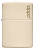 Vista frontal del mechero a prueba de viento Zippo Flat Sand con logo