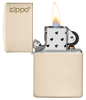 Vista frontal del mechero a prueba de viento  Zippo Flat Sand con logo abierto, con llama