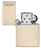 Vista frontal del mechero a prueba de viento Zippo Flat Sand con logo apagado, sin llama