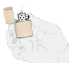 Mechero a prueba de viento Zippo Flat Sand con logo en una mano para representar el tamaño del mechero