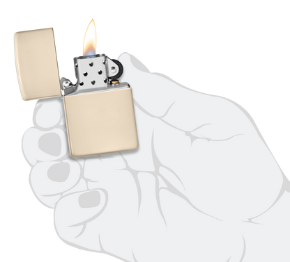 Mechero a prueba de viento Zippo Flat Sand en una mano para representar el tamaño del mechero