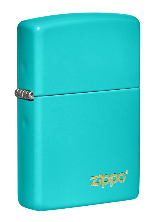 Vista de tres cuartos del mechero a prueba de viento Zippo Flat Turquoise con logo