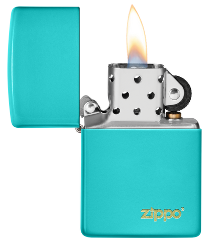 Vista frontal del mechero a prueba de viento  Zippo Flat Turquoise con logo abierto, con llama