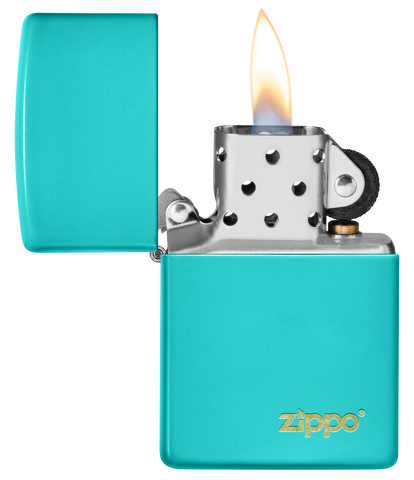 Vista frontal del mechero a prueba de viento  Zippo Flat Turquoise con logo abierto, con llama