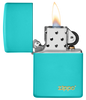 Vista frontal del mechero a prueba de viento  Zippo Flat Turquoise con logo abierto, con llama