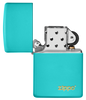 Vista frontal del mechero a prueba de viento Zippo Flat Turquoise con logo apagado, sin llama