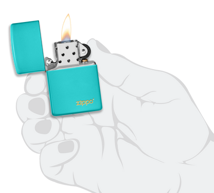 Mechero a prueba de viento Zippo Flat Turquoise con logo en una mano para representar el tamaño del mechero