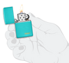 Mechero a prueba de viento Zippo Flat Turquoise con logo en una mano para representar el tamaño del mechero