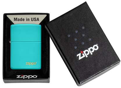Mechero a prueba de viento Zippo Flat Turquoise con logo en su caja de regalo