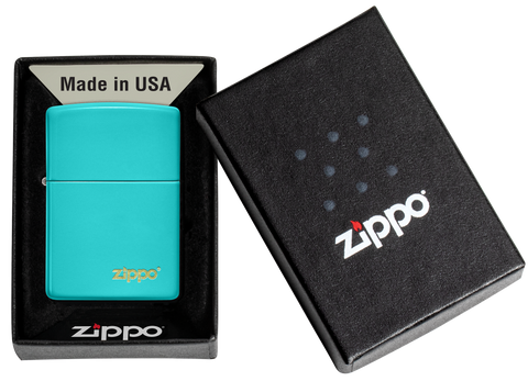 Mechero a prueba de viento Zippo Flat Turquoise con logo en su caja de regalo