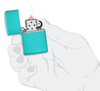 Mechero a prueba de viento Zippo Flat Turquoise en una mano para representar el tamaño del mechero