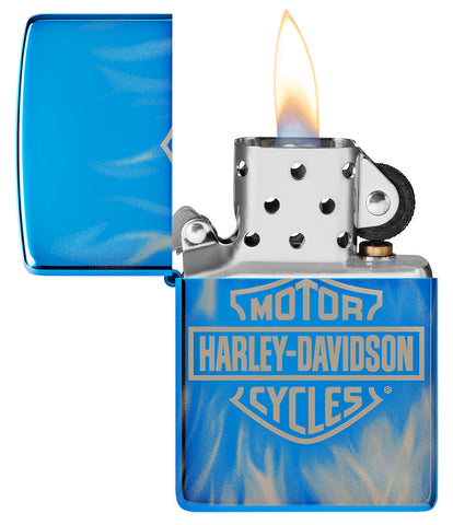 Zippo Feuerzeug Hochglanz Blau Fotodruck mit Harley Davidson Logo umgeben von lodernden Flammen geöffnet mit Flamme