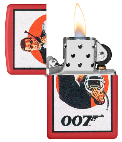 Encendedor Zippo rojo mate con James Bond 007™ con traje negro y pistola y casco de astronauta abierto con llama