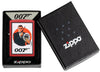 Encendedor Zippo rojo mate con James Bond 007™ con traje negro así como pistola y casco de astronauta en caja de regalo abierta