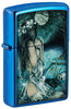 Encendedor Zippo vista frontal ¾ de ángulo azul brillante en el paisaje místico con la dama ligeramente vestida en el lago rodeado de calaveras, así como los cuervos