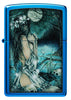 Encendedor Zippo vista frontal de alto brillo azul en el paisaje místico con la dama ligeramente vestida en el lago rodeado de calaveras, así como los cuervos
