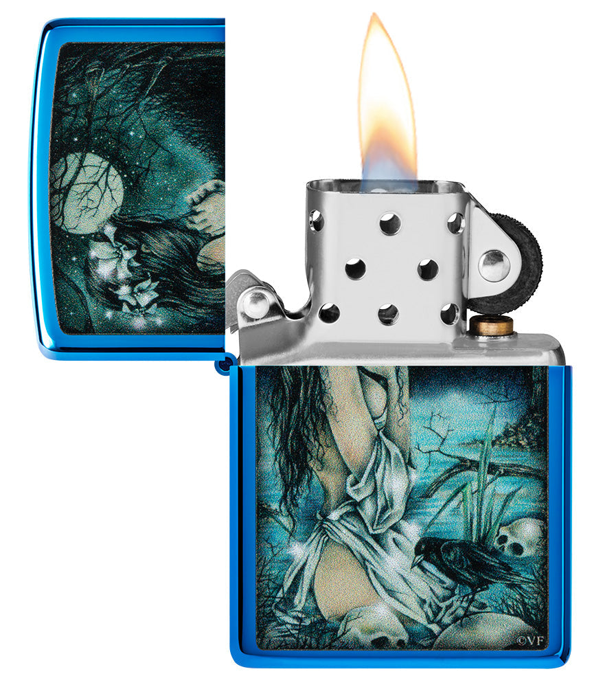 Encendedor Zippo azul brillante en un escenario místico con una dama ligeramente vestida en el lago rodeada de calaveras así como cuervos abiertos con llama