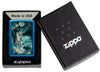 Encendedor Zippo azul brillante en un escenario místico con una dama ligeramente vestida en el lago rodeada de calaveras y cuervos en una caja abierta